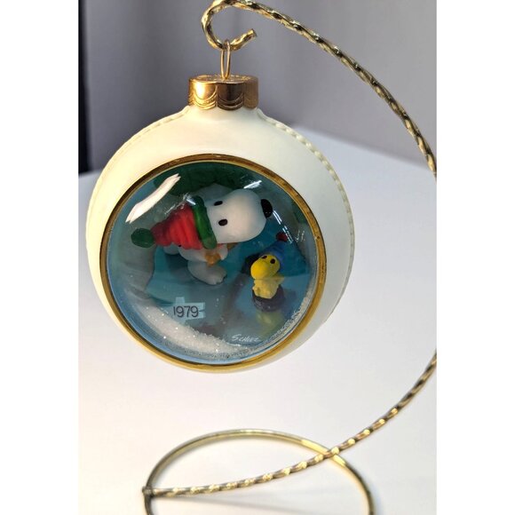 Vintage Hallmark 1979 Snoopy & Woodstock Ice Hockey Diorama Ornament - Picture 2 of 8